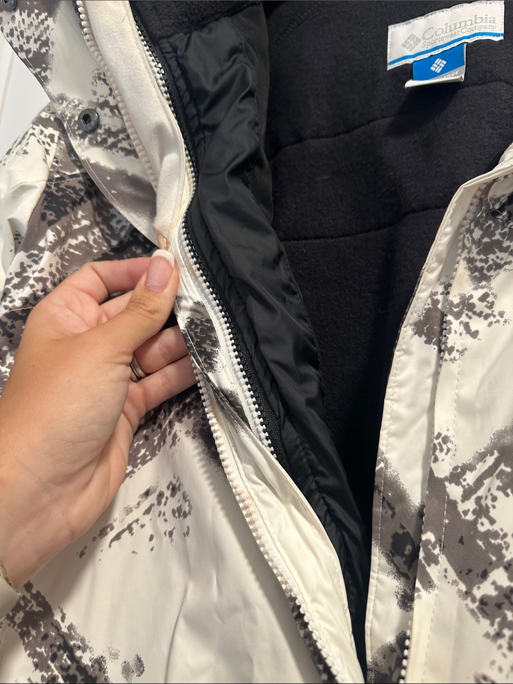 Columbia White Jacket with Black & Gray Abstract Pattern - Picture 3 of 6